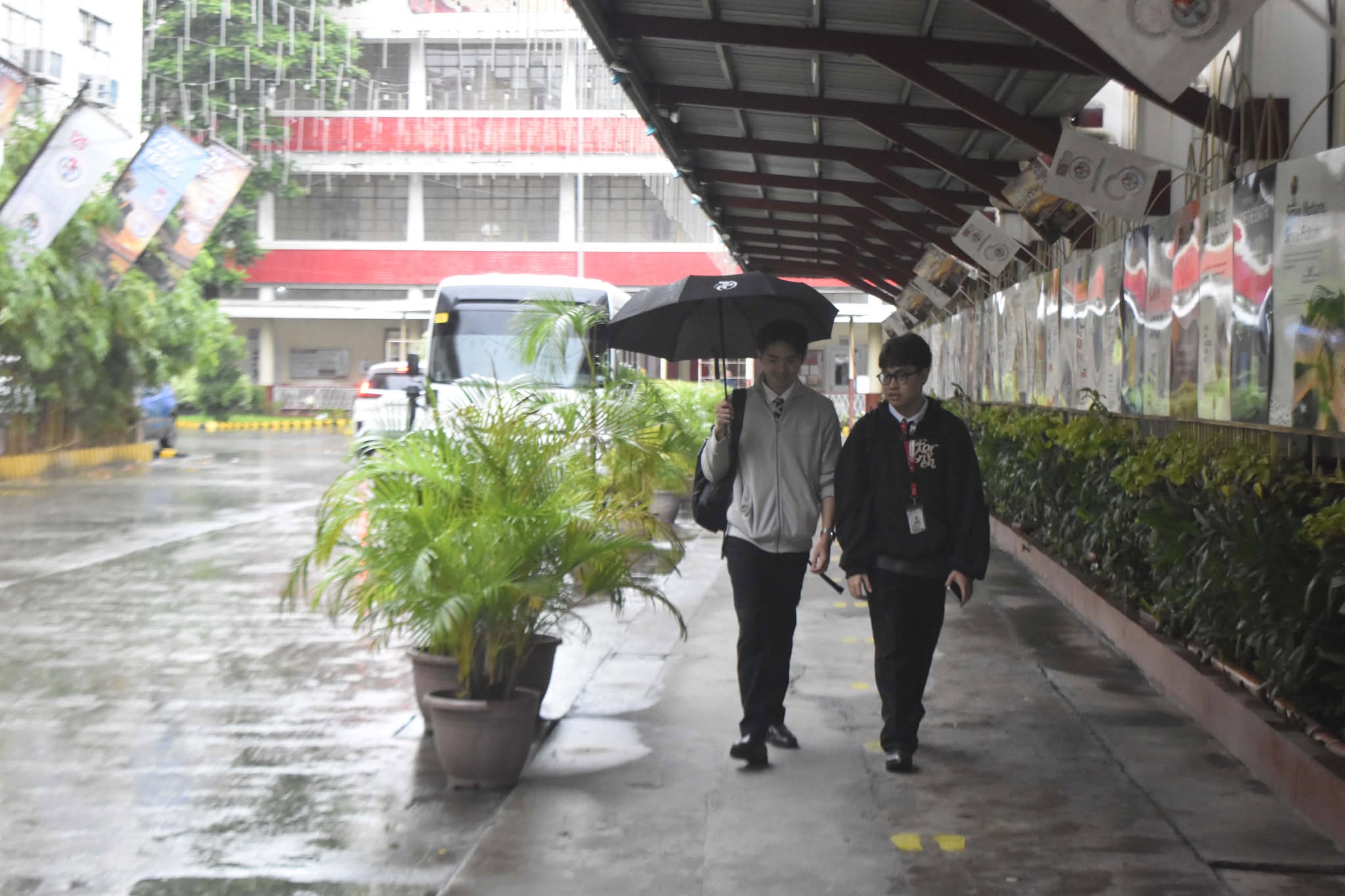 Delayed suspension and flooding leave Bedans stranded on-site